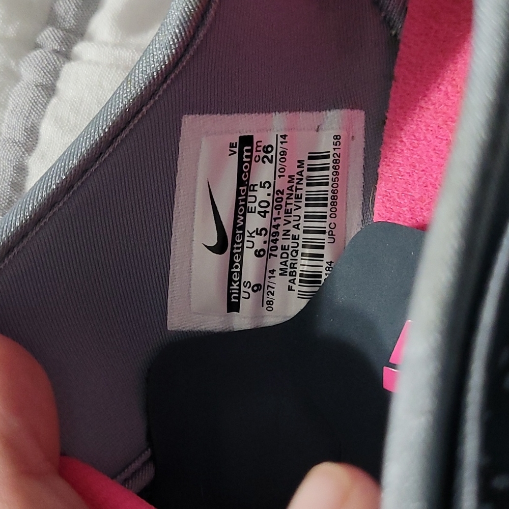 🎉HP🎉Nike DF TR3 shoes. Size 9. Dark gray/pink. - Picture 4 of 4